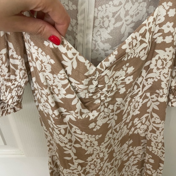 Petal & Pup midi white and tan floral dress with slit. Size 2. Worn a few times - Picture 4 of 8